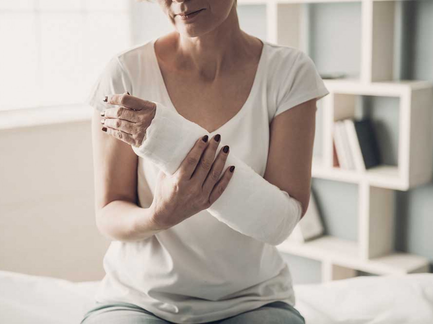 Woman with her arm in a white medical cast: personal injury legal representation in Virginia. 